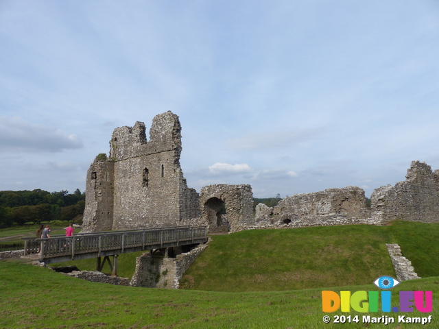 FZ008971 Ogmore Castle